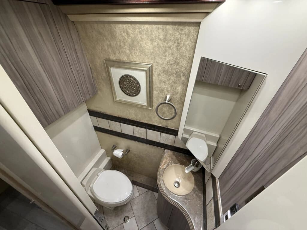 2007 Prevost XLII Motorhome - Image 18