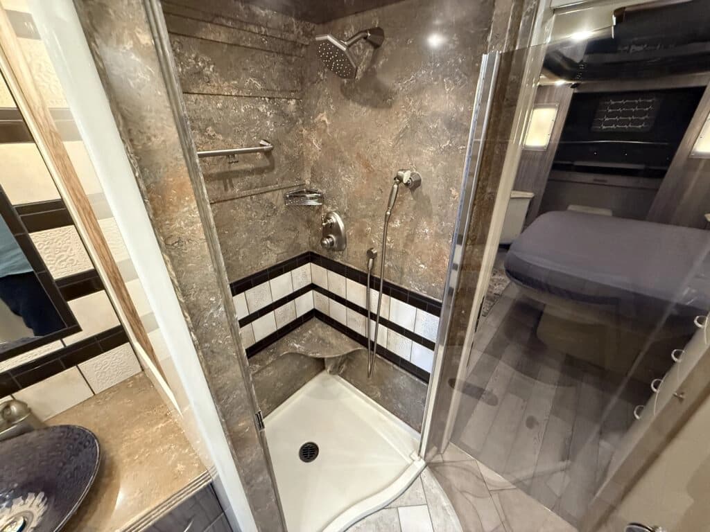 2007 Prevost XLII Motorhome - Image 20