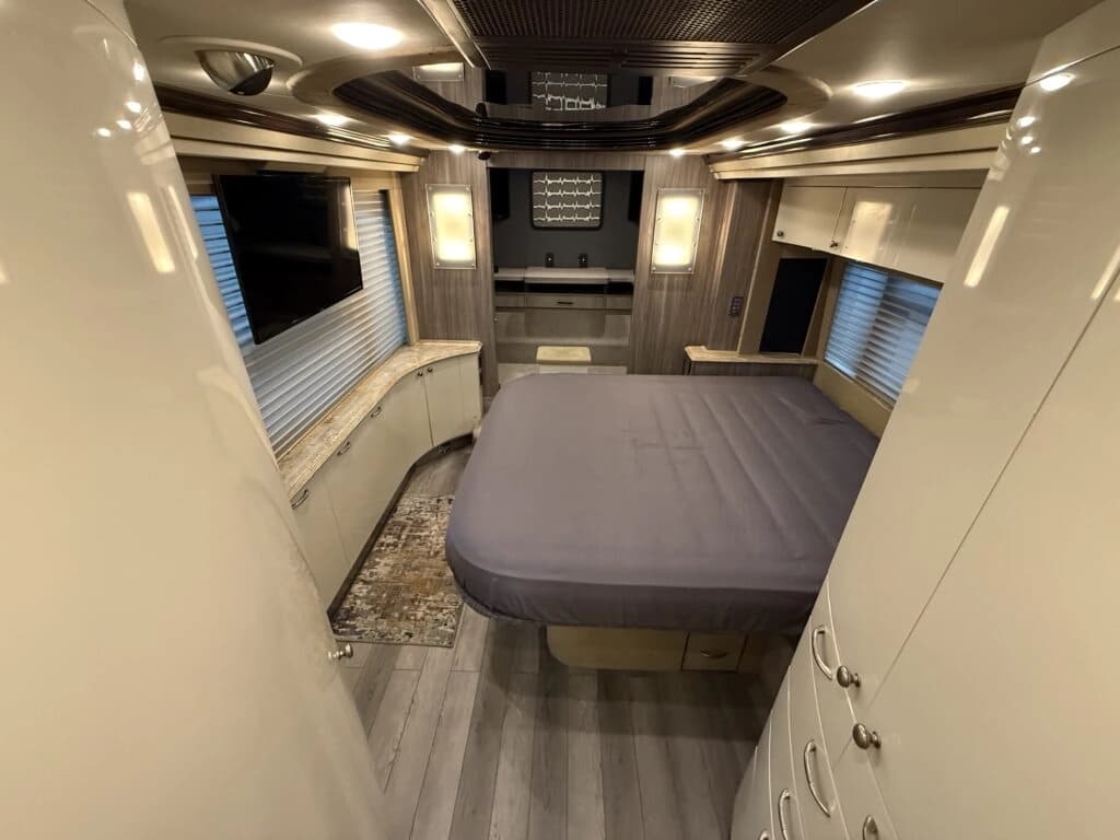 2007 Prevost XLII Motorhome - Image 21