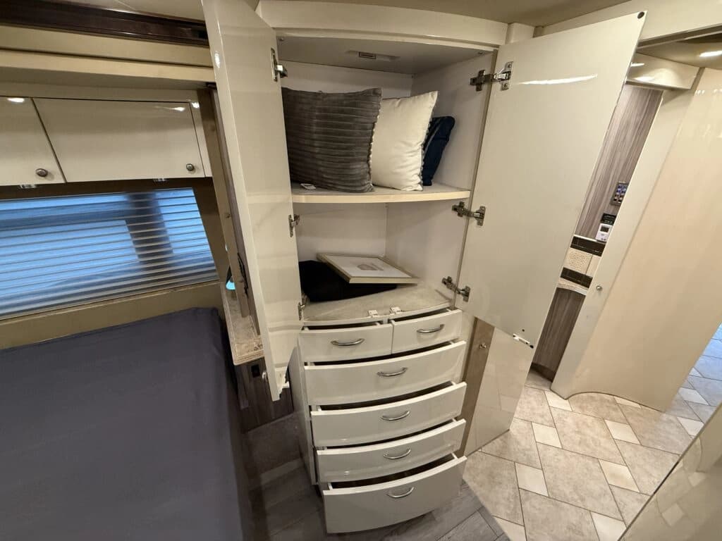 2007 Prevost XLII Motorhome - Image 22