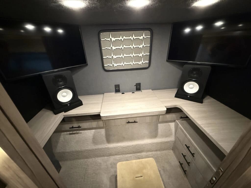 2007 Prevost XLII Motorhome - Image 24
