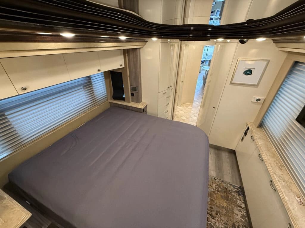 2007 Prevost XLII Motorhome - Image 25