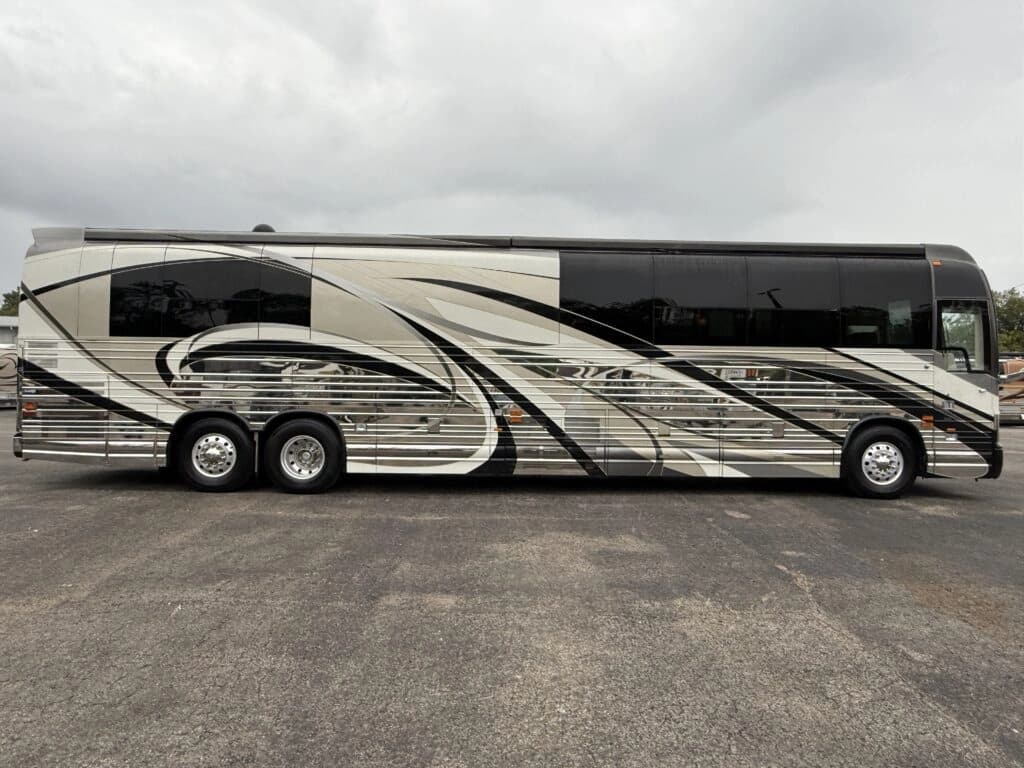 2007 Prevost XLII Motorhome - Image 6