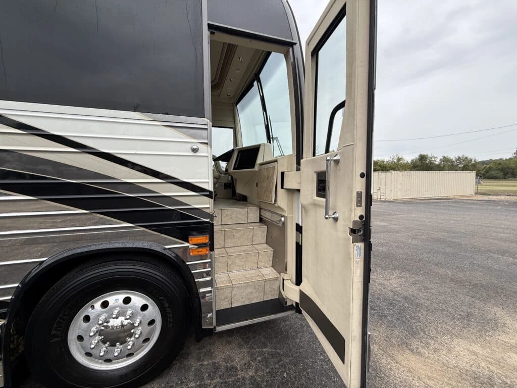 2007 Prevost XLII Motorhome - Image 8