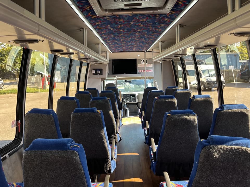 2014 International Turtle Top Shuttle Bus - Image 9