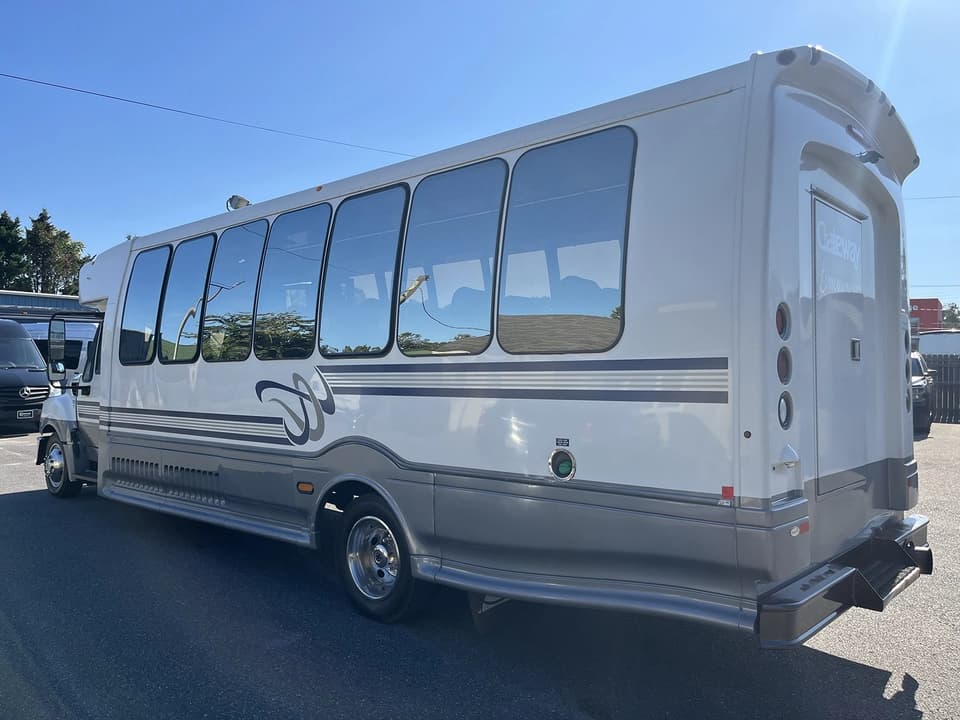 2014 International Turtle Top Shuttle Bus - Image 3