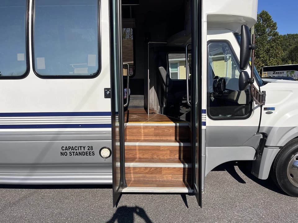 2014 International Turtle Top Shuttle Bus - Image 5