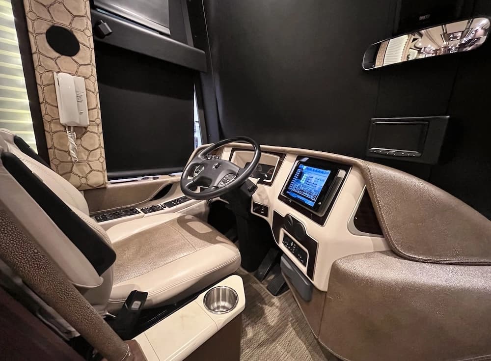 2017 Prevost Liberty Elegant Lady H3-45 Motorhome - Image 18