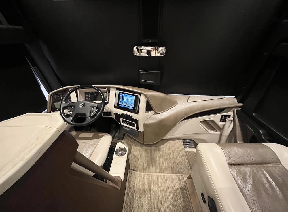 2017 Prevost Liberty Elegant Lady H3-45 Motorhome - Image 19
