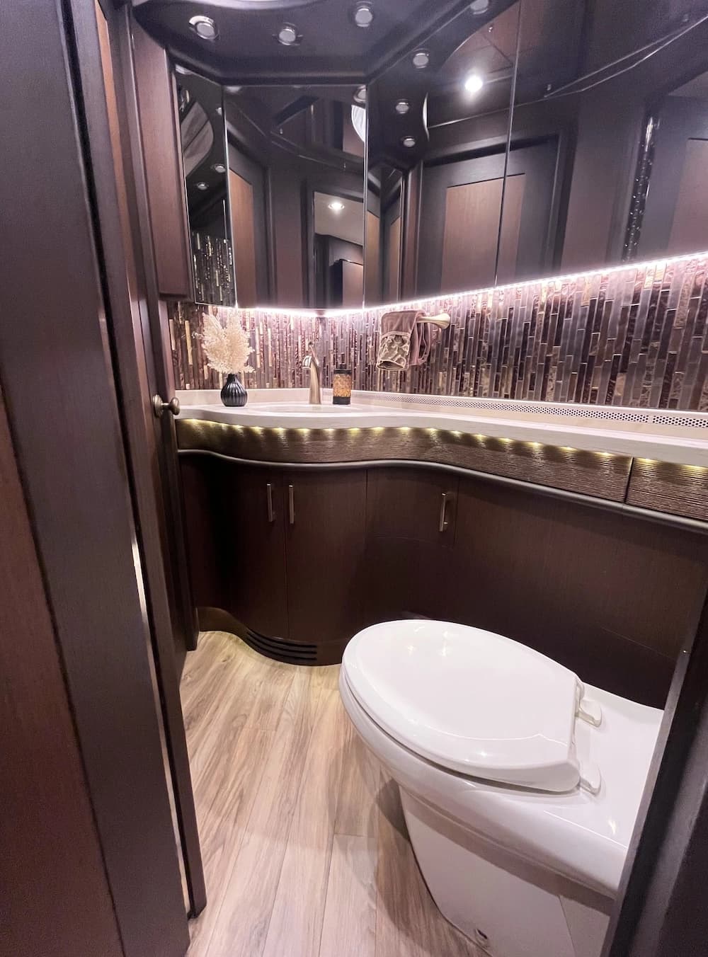 2017 Prevost Liberty Elegant Lady H3-45 Motorhome - Image 27