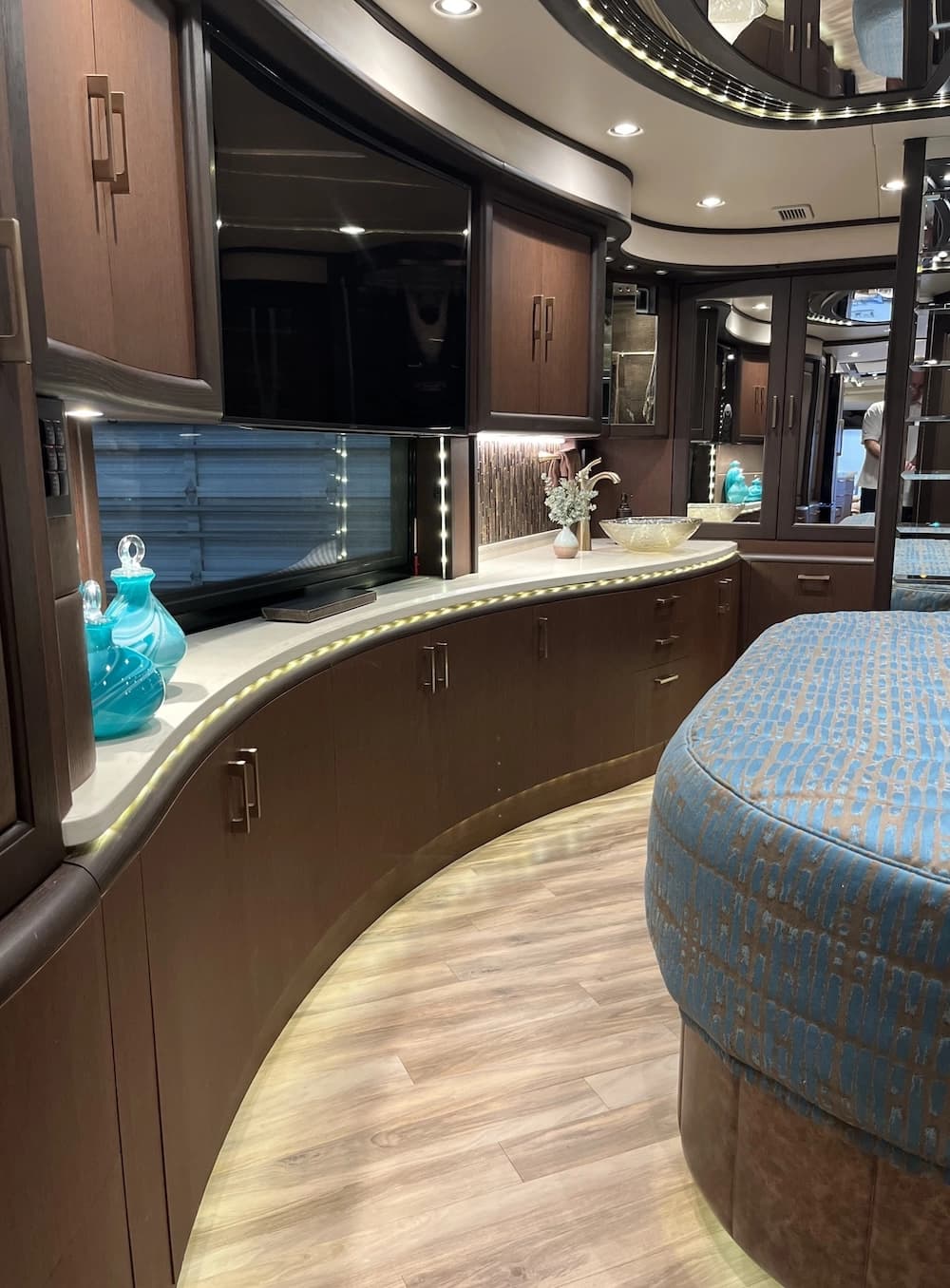 2017 Prevost Liberty Elegant Lady H3-45 Motorhome - Image 30