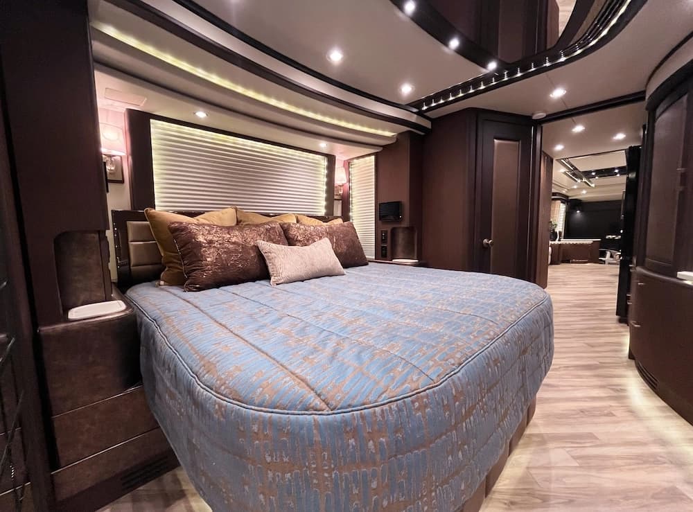 2017 Prevost Liberty Elegant Lady H3-45 Motorhome - Image 31