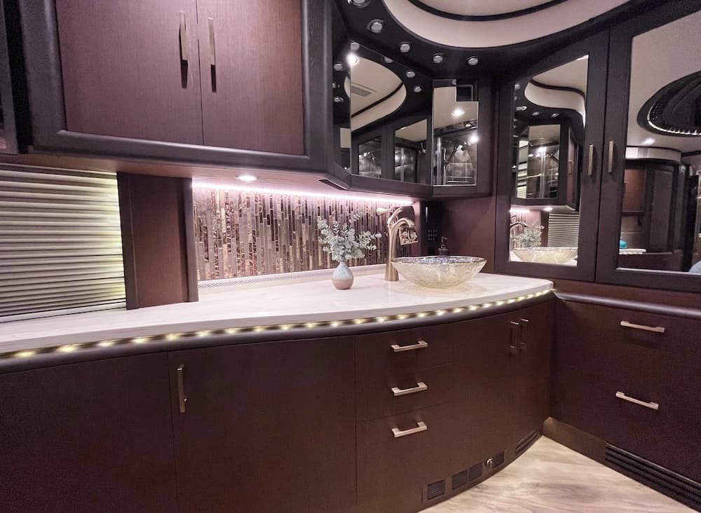 2017 Prevost Liberty Elegant Lady H3-45 Motorhome - Image 34