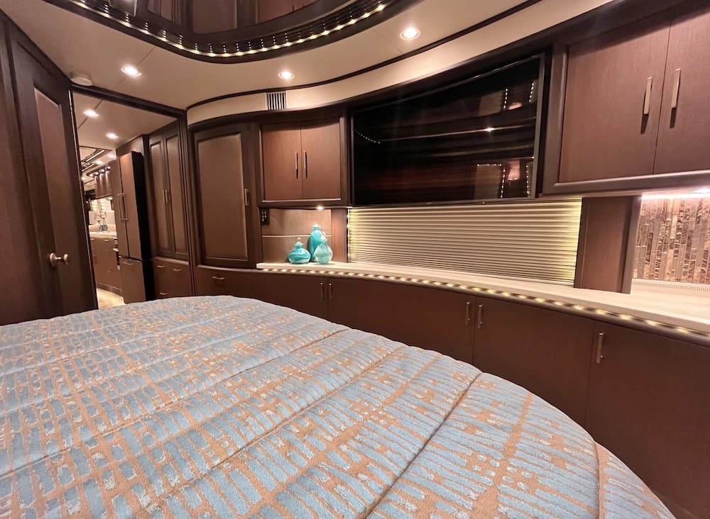 2017 Prevost Liberty Elegant Lady H3-45 Motorhome - Image 36