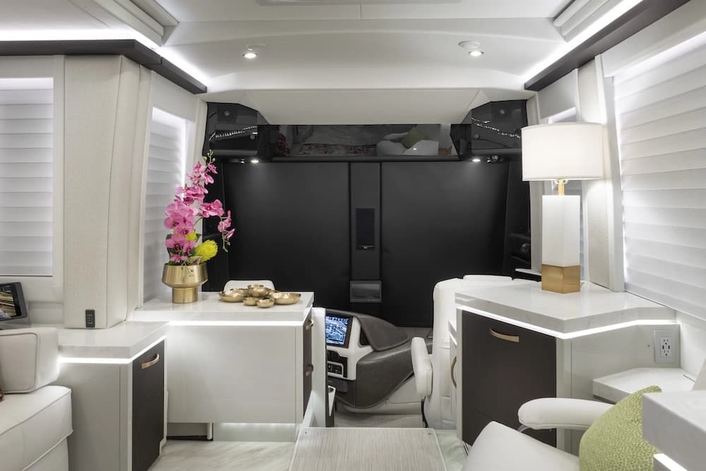 2022 Prevost Liberty Elegant Lady H3-45 Motorhome - Image 17