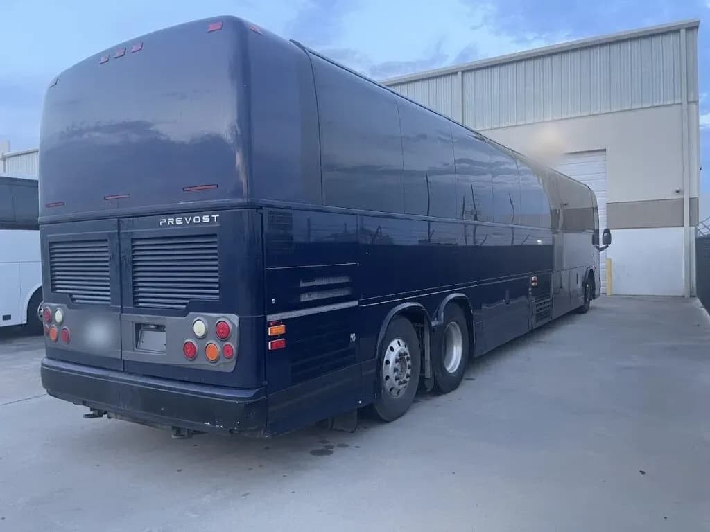 2007 Prevost X3 Coach Bus - Image 2