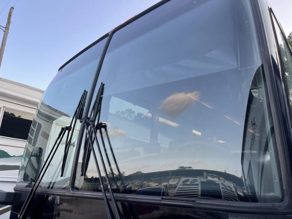 2007 Prevost X3 Coach Bus - Image 3