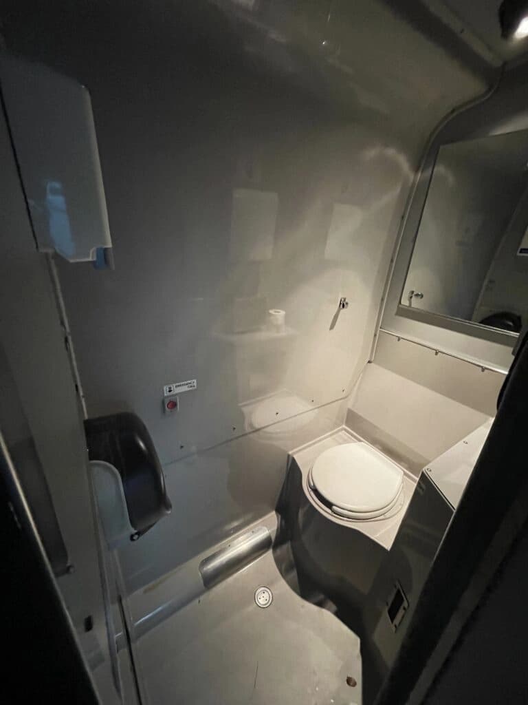 2007 Prevost X3 Coach Bus - Image 9