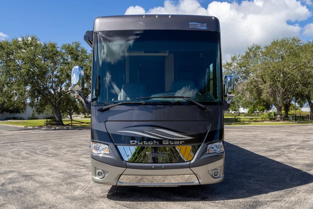 2018 Newmar Dutch Star Motorhome - Image 12