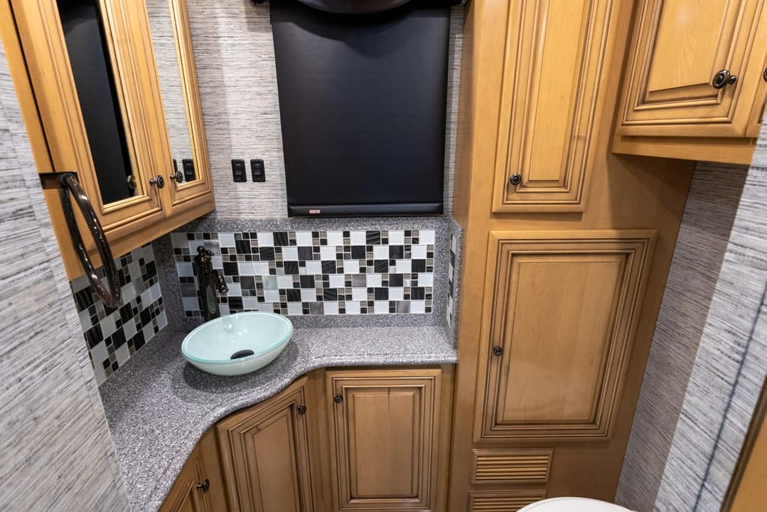 2018 Newmar Dutch Star Motorhome - Image 21