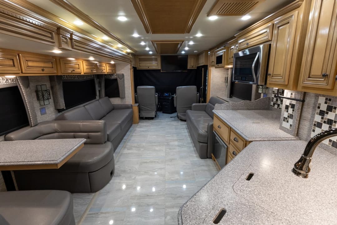 2018 Newmar Dutch Star Motorhome - Image 23