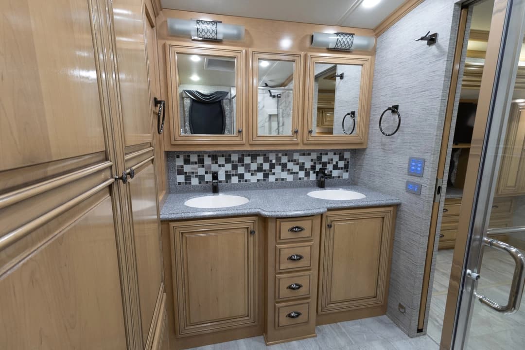 2018 Newmar Dutch Star Motorhome - Image 28