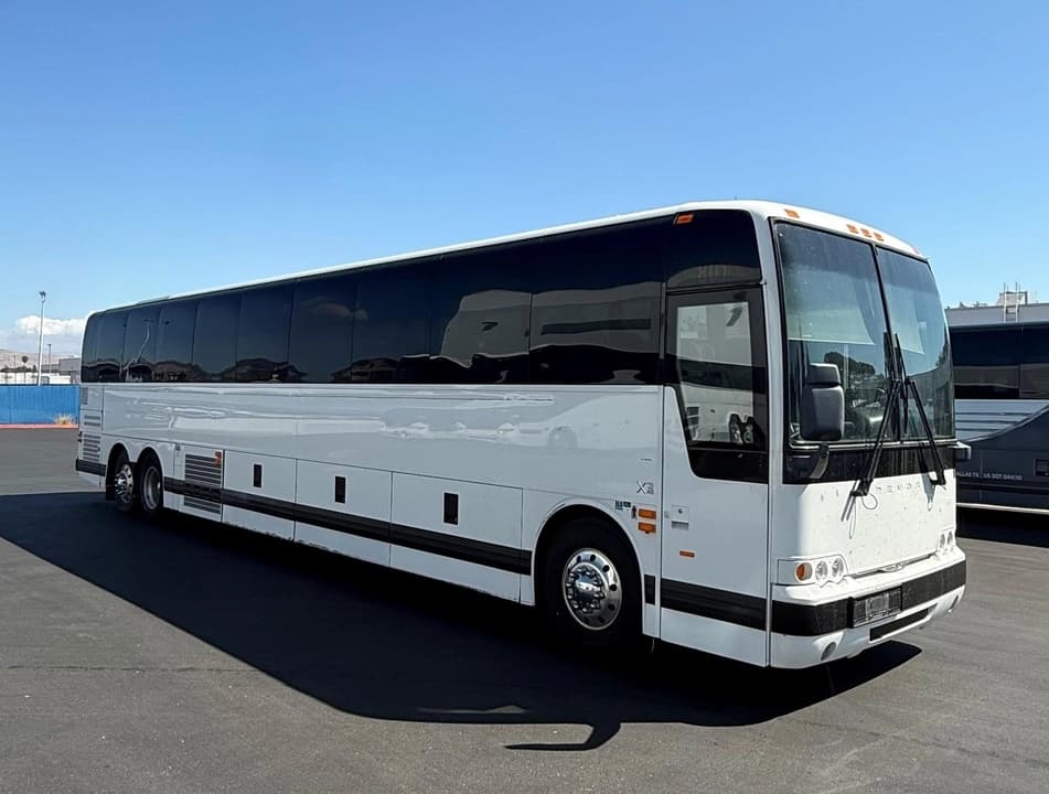 2016 Prevost X3-45 Coach Bus - Image 1