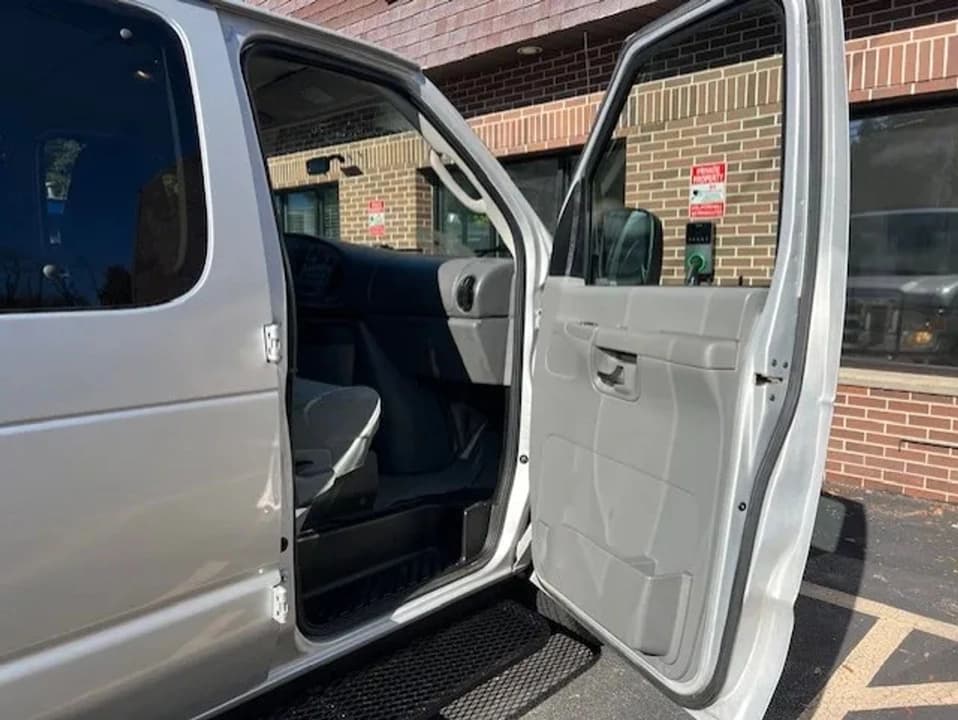 2008 FORD E350 SUPER DUTY 12 PASSENGER - Image 15