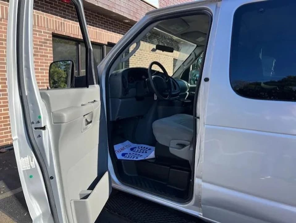 2008 FORD E350 SUPER DUTY 12 PASSENGER - Image 16