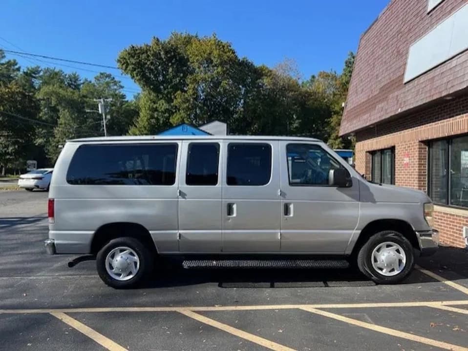 2008 FORD E350 SUPER DUTY 12 PASSENGER - Image 4