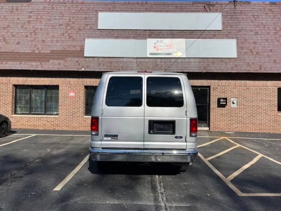2008 FORD E350 SUPER DUTY 12 PASSENGER - Image 5