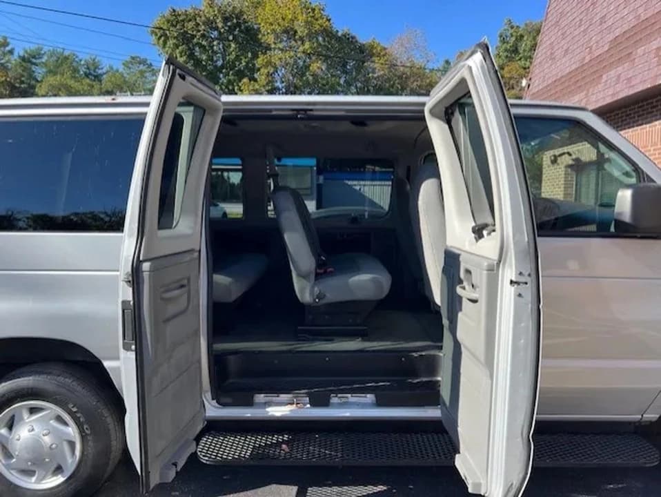2008 FORD E350 SUPER DUTY 12 PASSENGER - Image 7