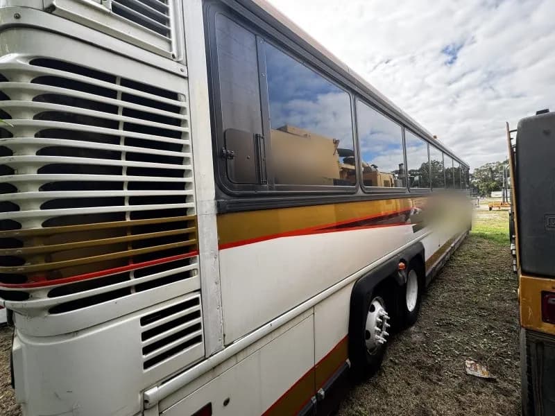 2004 MCI D45 Coach Bus - Image 2