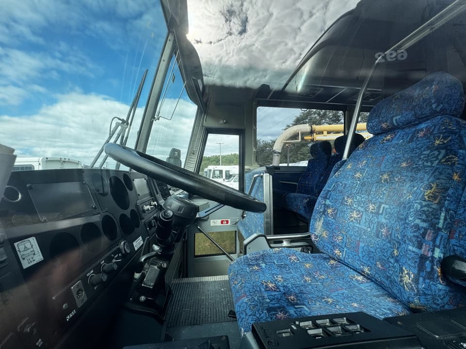 2004 MCI D45 Coach Bus - Image 3