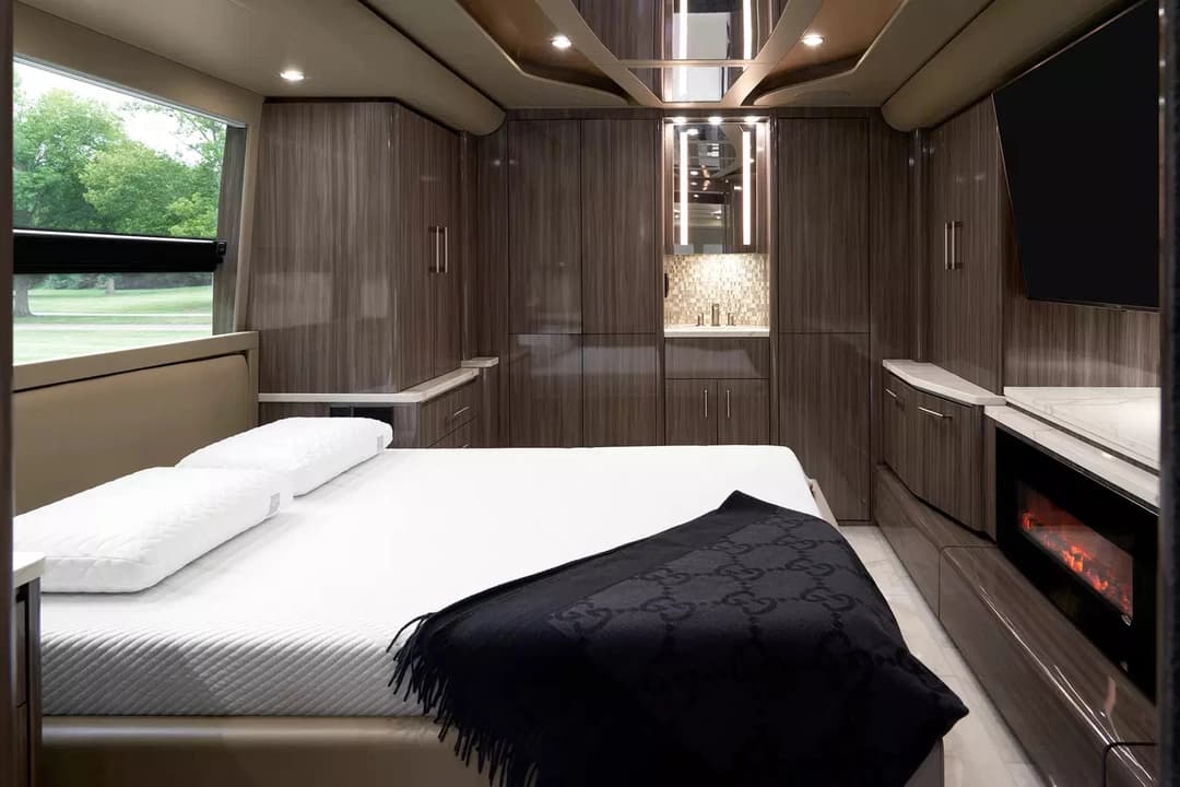 2020 Prevost H3-45 Motorcoach - Image 11