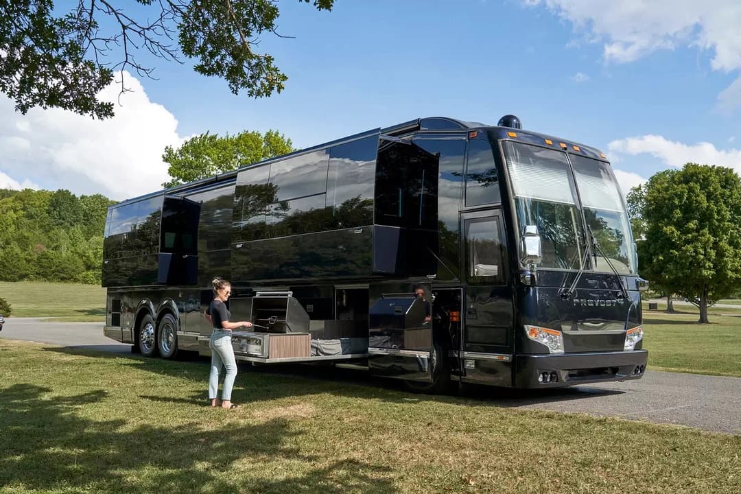 2020 Prevost H3-45 Motorcoach - Image 13