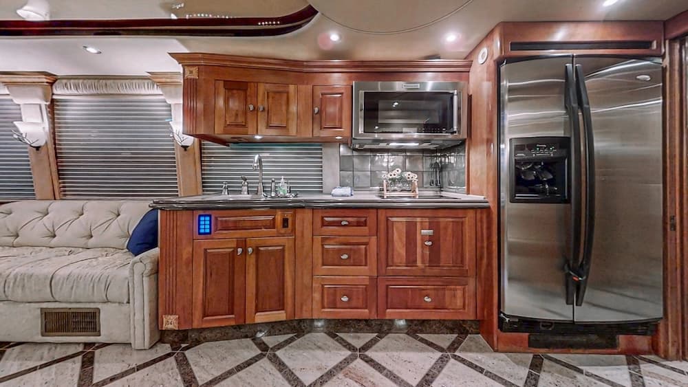 2006 Prevost Royale XLII Motorcoach - Image 10