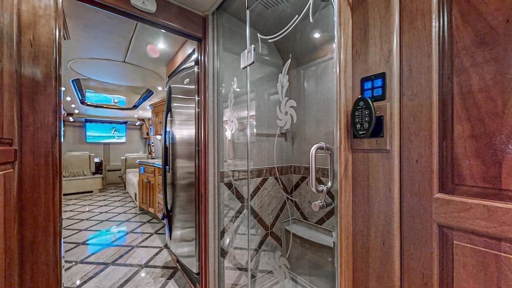 2006 Prevost Royale XLII Motorcoach - Image 13