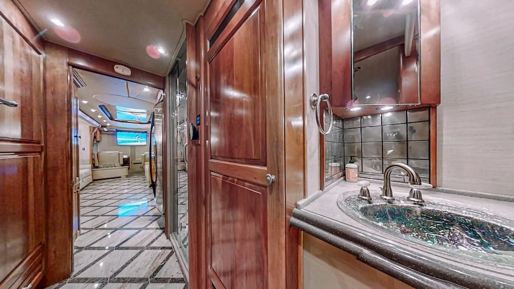 2006 Prevost Royale XLII Motorcoach - Image 14