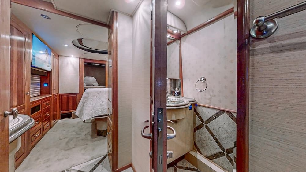 2006 Prevost Royale XLII Motorcoach - Image 16