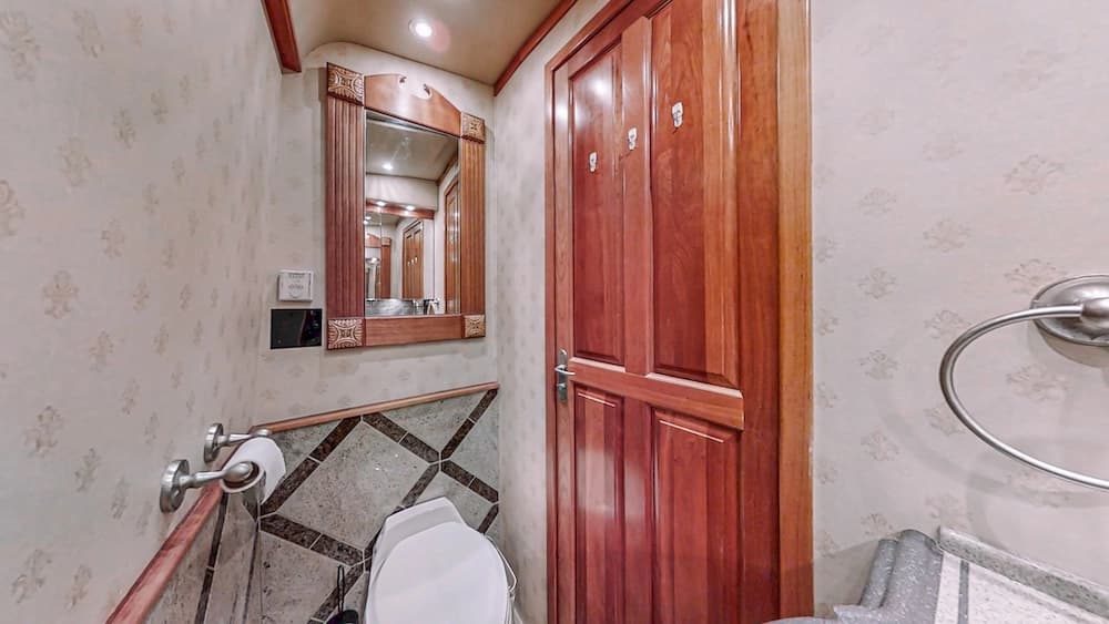 2006 Prevost Royale XLII Motorcoach - Image 18