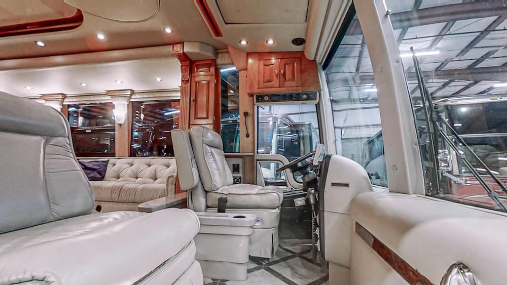 2006 Prevost Royale XLII Motorcoach - Image 2