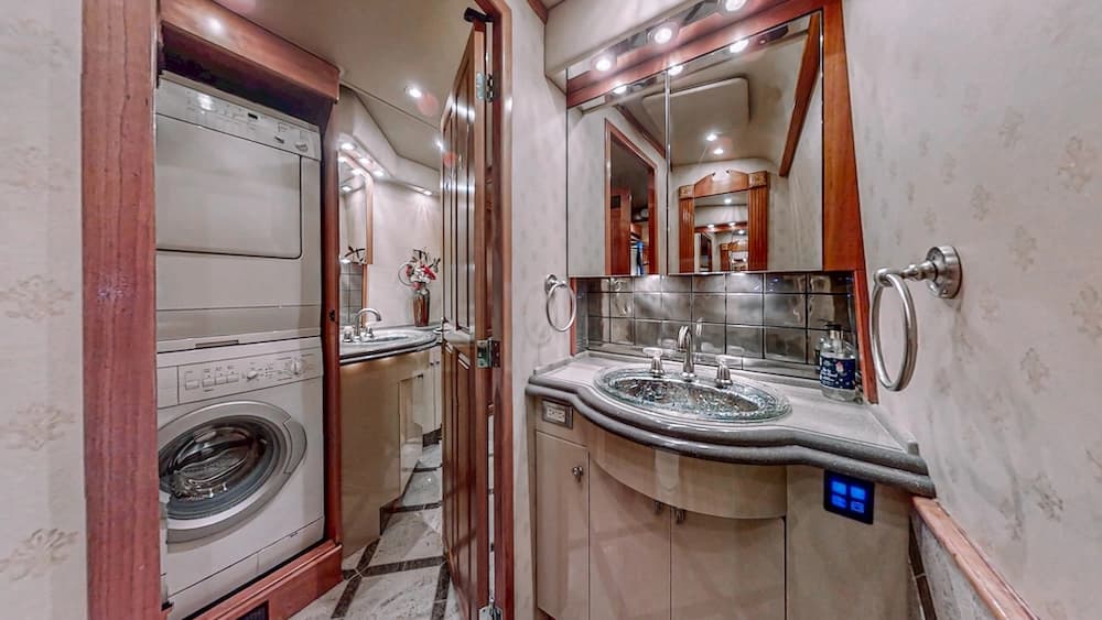 2006 Prevost Royale XLII Motorcoach - Image 19