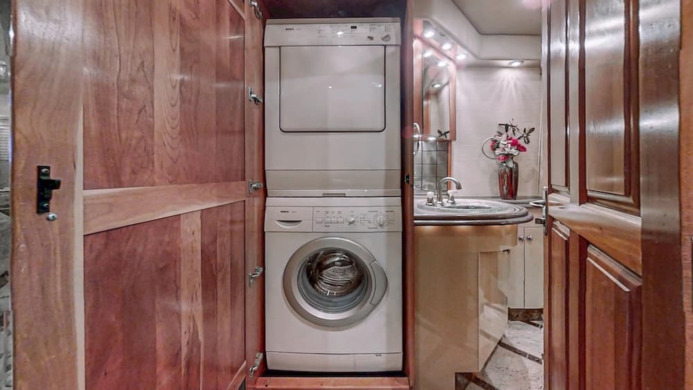 2006 Prevost Royale XLII Motorcoach - Image 20