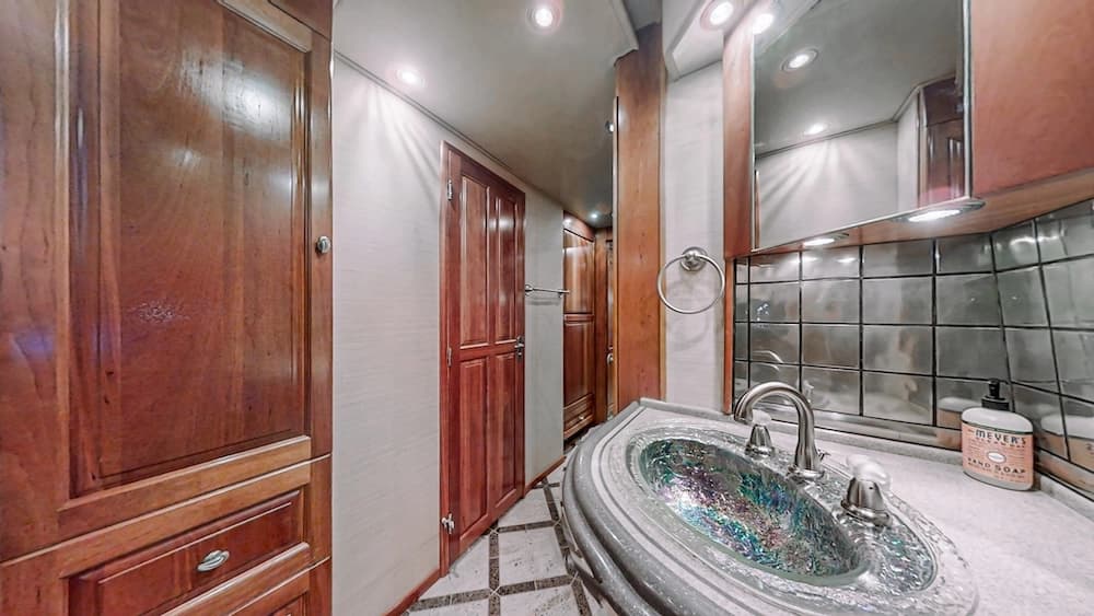 2006 Prevost Royale XLII Motorcoach - Image 21