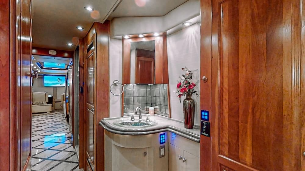 2006 Prevost Royale XLII Motorcoach - Image 22