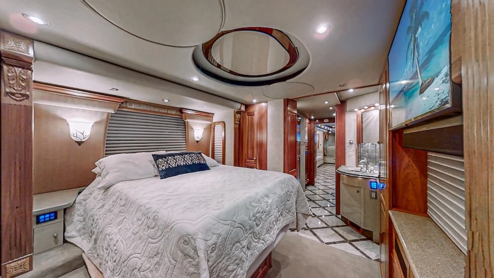 2006 Prevost Royale XLII Motorcoach - Image 23