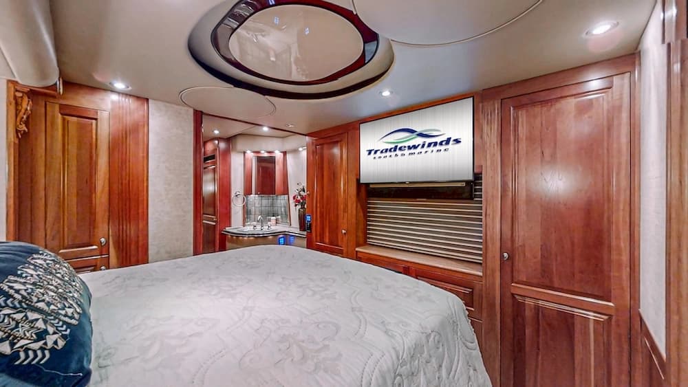 2006 Prevost Royale XLII Motorcoach - Image 24
