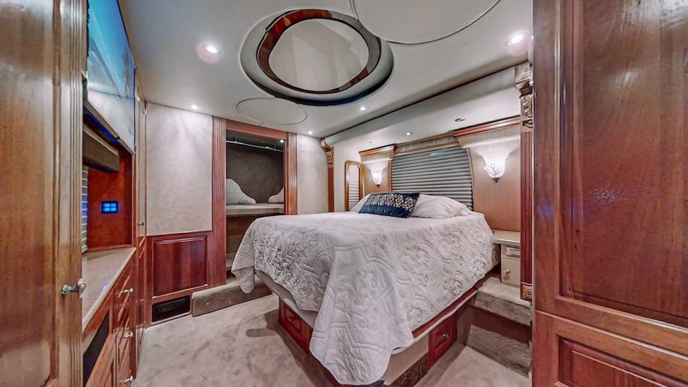 2006 Prevost Royale XLII Motorcoach - Image 25