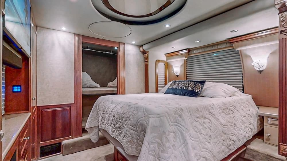 2006 Prevost Royale XLII Motorcoach - Image 26
